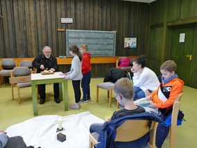 Symbolische Mantelteilung mit den Kommunionkindern (Foto: Karl-Franz Thiede)